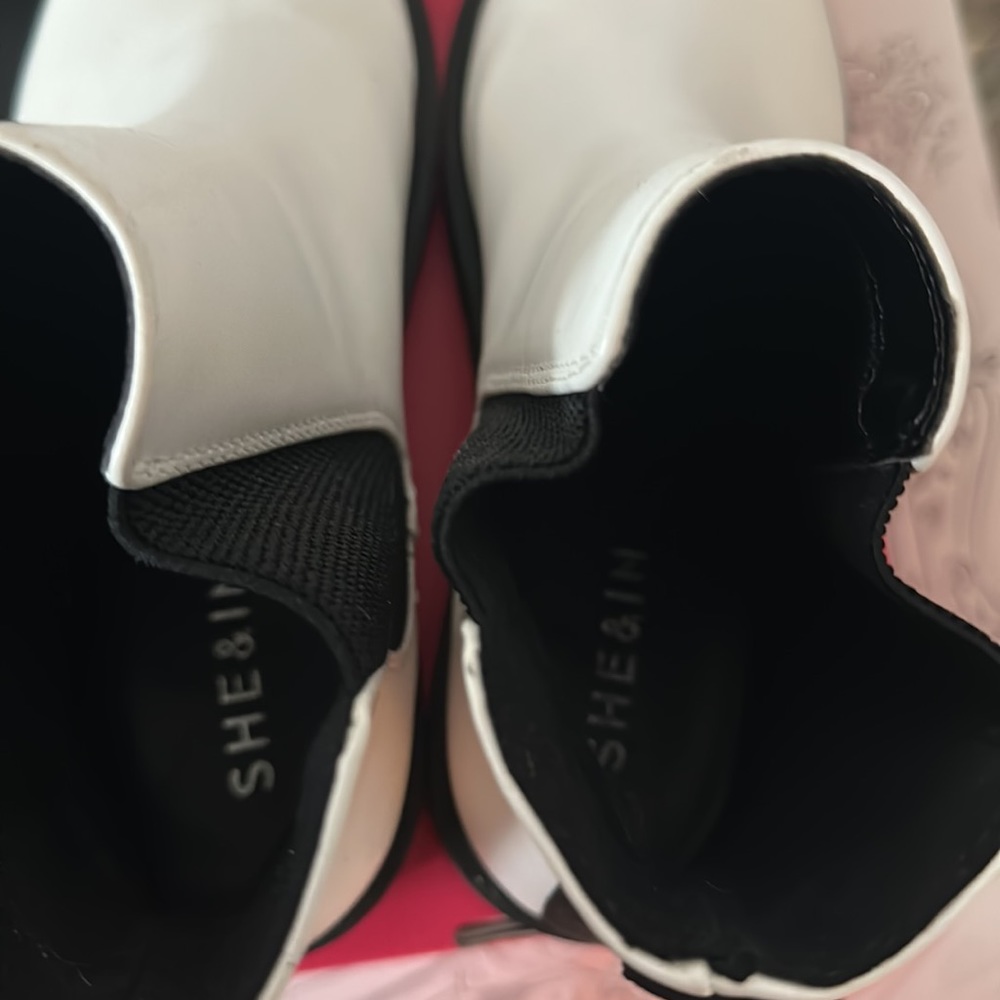 White boots - Picture 4 of 4
